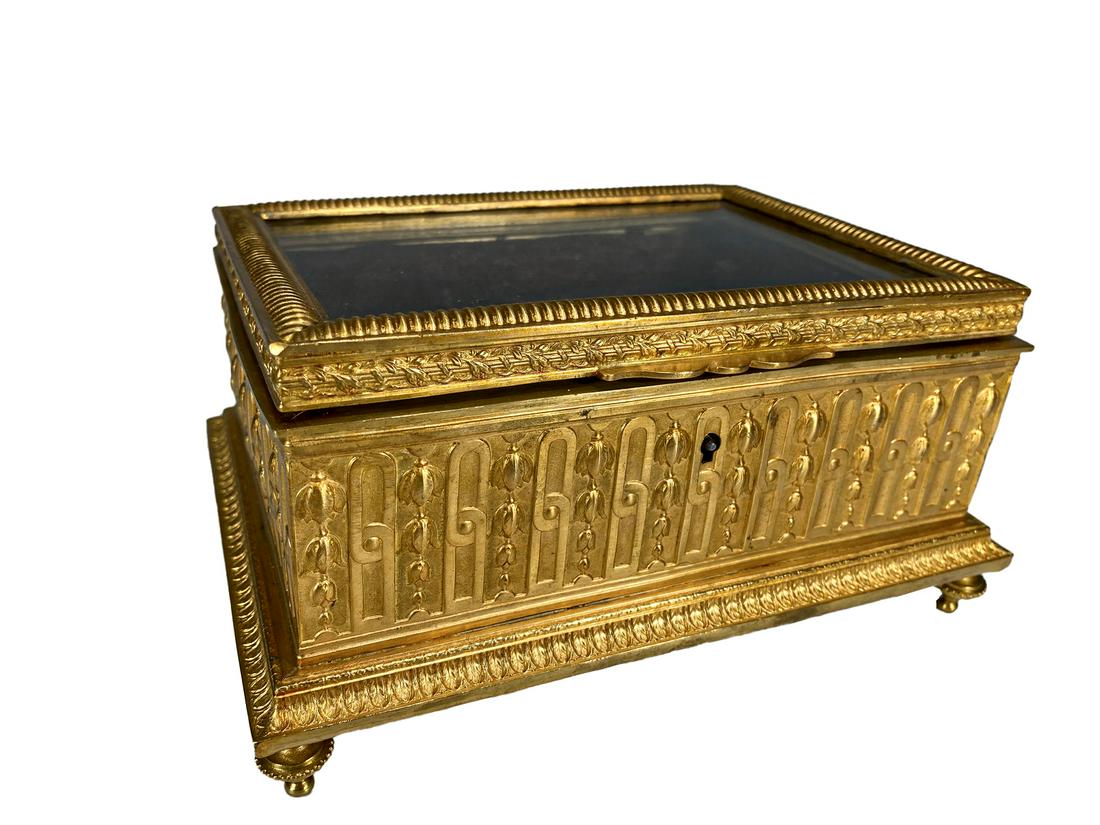 Antique French Gilt Bronze & Glass Jewelry Box: Antique French Gilt Bronze & Glass Jewelry Box. 4 x 7 7/8 x 5 7/8 in. TO SHIP THIS ITEM IN USA OR INTERNATIONAL, PLEASE CONTACT THE SHIPPERS : 1) UPS store1937- David Reiser -754-263-0780, auctions193