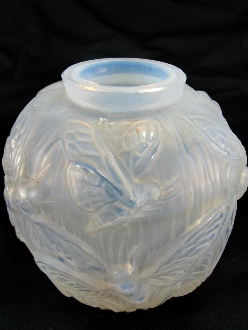 Verlys Art, France Opalescent glass vase: Verlys Art, France Opalescent glass vase. 4 7/8 x 4 1/4 in. TO SHIP THIS ITEM IN USA OR INTERNATIONAL, PLEASE CONTACT THE SHIPPERS : 1) UPS store1937- David Reiser -754-263-0780, auctions1937@gmail.co