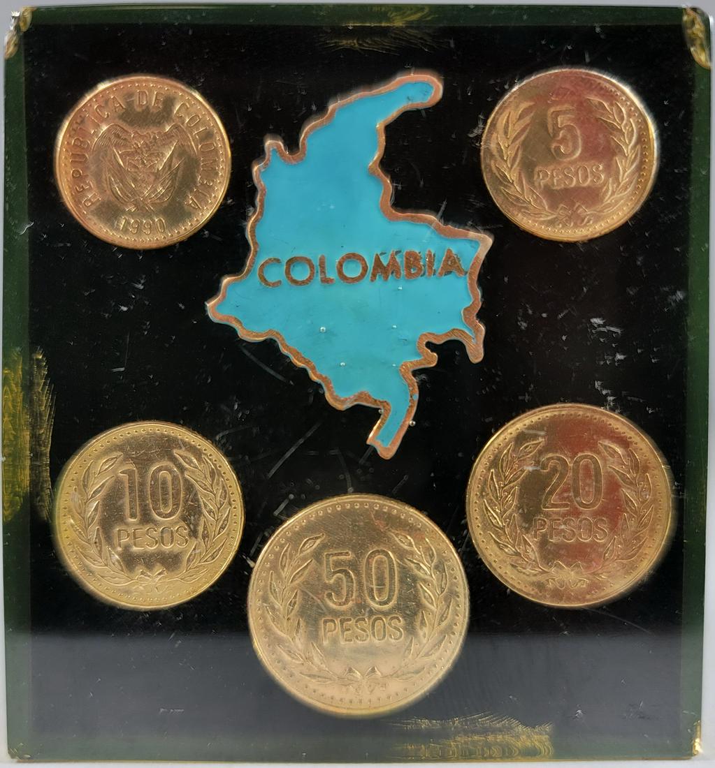 Colombian coins inside a lucite paperweight: Colombian coins inside a lucite paperweight. 2 1/2 H x 2 3/4 W x 1/2 D. TO SHIP THIS ITEM IN USA OR INTERNATIONAL, PLEASE CONTACT THE SHIPPERS : 1) UPS store1937- David Reiser -754-263-0780, auctions1