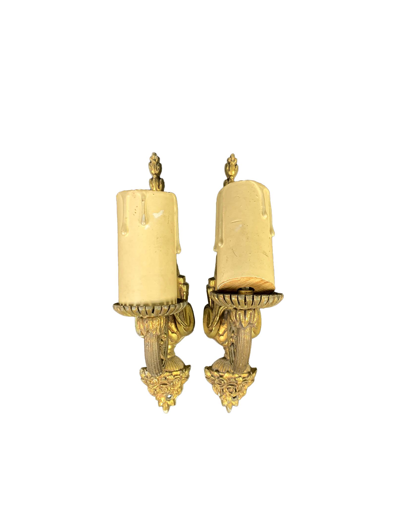Antique French pair of bronze sconces: Antique French pair of bronze sconces. 8 3/4 x 2 x 4 1/2 in. TO SHIP THIS ITEM IN USA OR INTERNATIONAL, PLEASE CONTACT THE SHIPPERS : 1) UPS store1937- David Reiser -754-263-0780, auctions1937@gmail.c