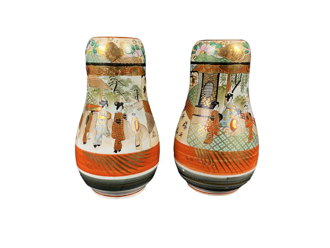 Vintage Japanese pair of porcelain vases (0316) on Jan 12, 2023