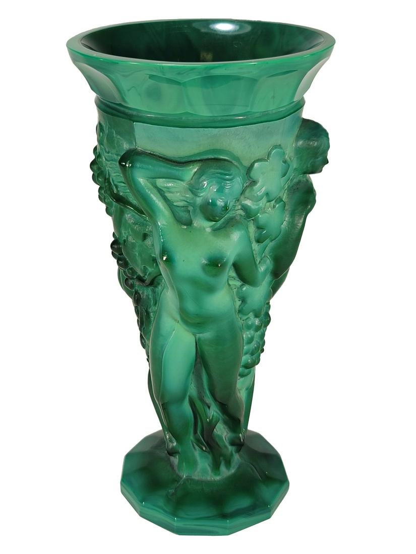 Vintage Malachite Green Glass Vase: Vintage Malachite Green Glass Vase. 8 3/4 x 4 1/4 in. TO SHIP THIS ITEM IN USA OR INTERNATIONAL, PLEASE CONTACT THE SHIPPERS : 1) UPS store1937- David Reiser -754-263-0780, auctions1937@gmail.com, 2)