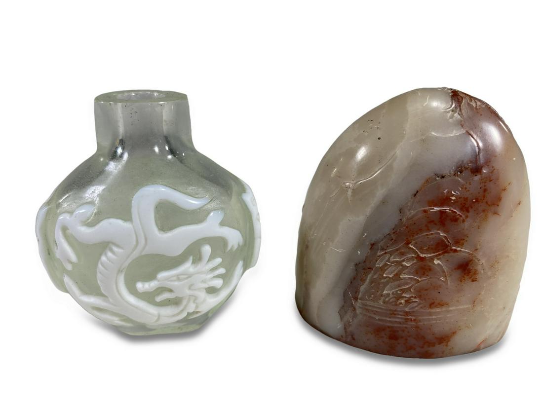 Chinese cameo glass vase & agate seal: Chinese cameo glass vase & agate seal. Vase: 2 x 1 7/8 x 1 1/4 in. Agate: 2 1/4 x 2 x 1 in. TO SHIP THIS ITEM IN USA OR INTERNATIONAL, PLEASE CONTACT THE SHIPPERS : 1) UPS store1937- David Reiser -754