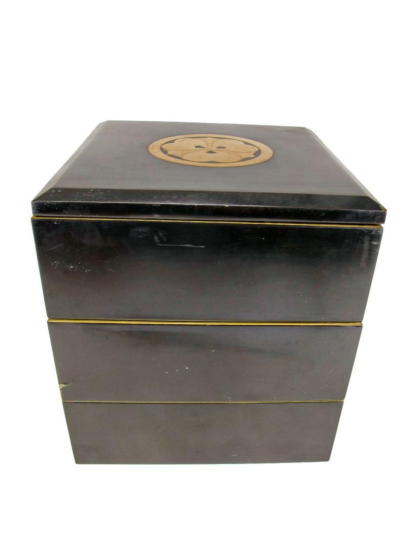 Vintage Japanese 3 sections lacquer wood box (1 of 8)