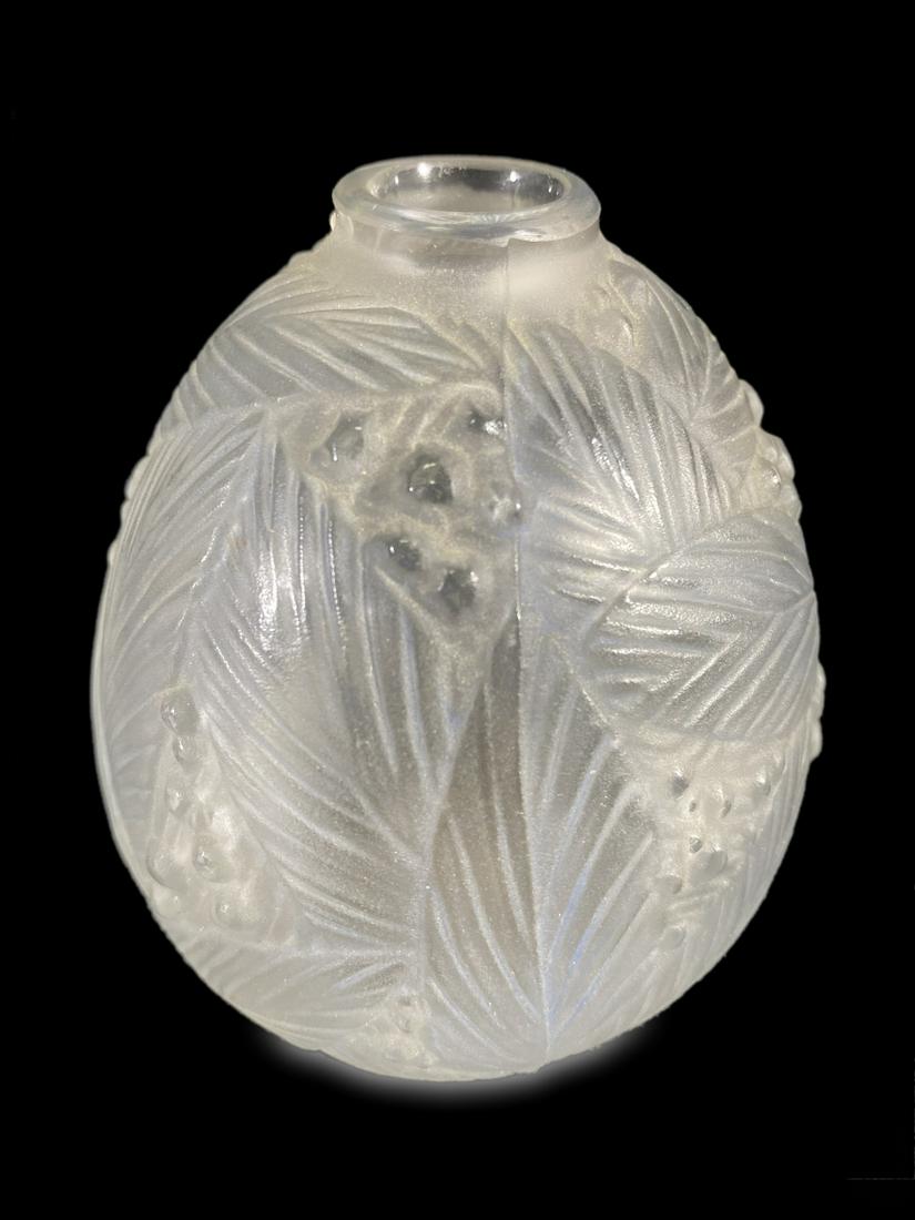 Sabino, France Art Deco glass vase: Sabino, France Art Deco glass vase. 3 3/4 x 3 in. TO SHIP THIS ITEM IN USA OR INTERNATIONAL, PLEASE CONTACT THE SHIPPERS : 1) UPS store1937- David Reiser -754-263-0780, auctions1937@gmail.com, 2) Pakm