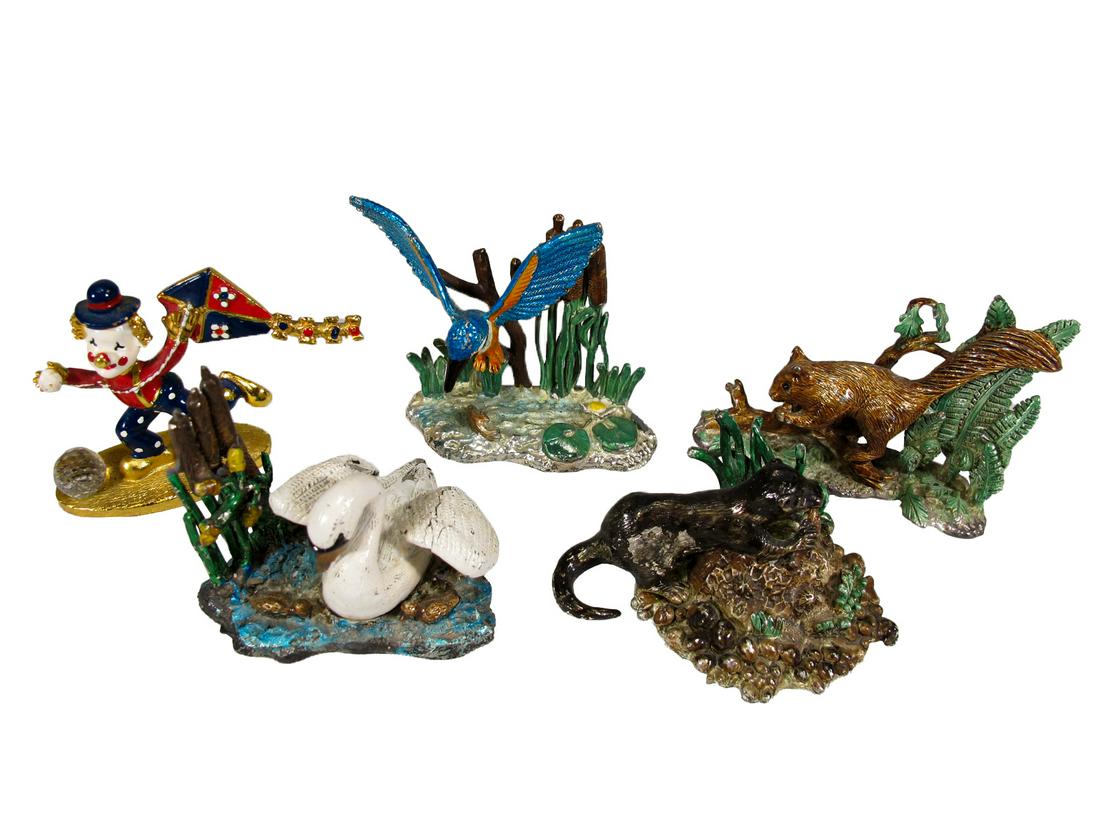 1 Spoontiques & 4 WAPW pewter small statues: 1 Spoontiques & 4 WAPW G. Britain pewter small statues. 2 x 2 1/2 in the big one. TO SHIP THIS ITEM IN USA OR INTERNATIONAL, PLEASE CONTACT THE SHIPPERS : 1) UPS store1937- David Reiser -754-263-0780,