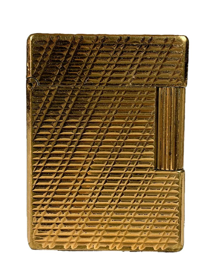 St Dupont, Paris lighter: St Dupont, Paris lighter. 1 7/8 x 1 3/8 x 1/2 in. TO SHIP THIS ITEM IN USA OR INTERNATIONAL, PLEASE CONTACT THE SHIPPERS : 1) UPS store1937- David Reiser -754-263-0780, auctions1937@gmail.com, 2) Pakm