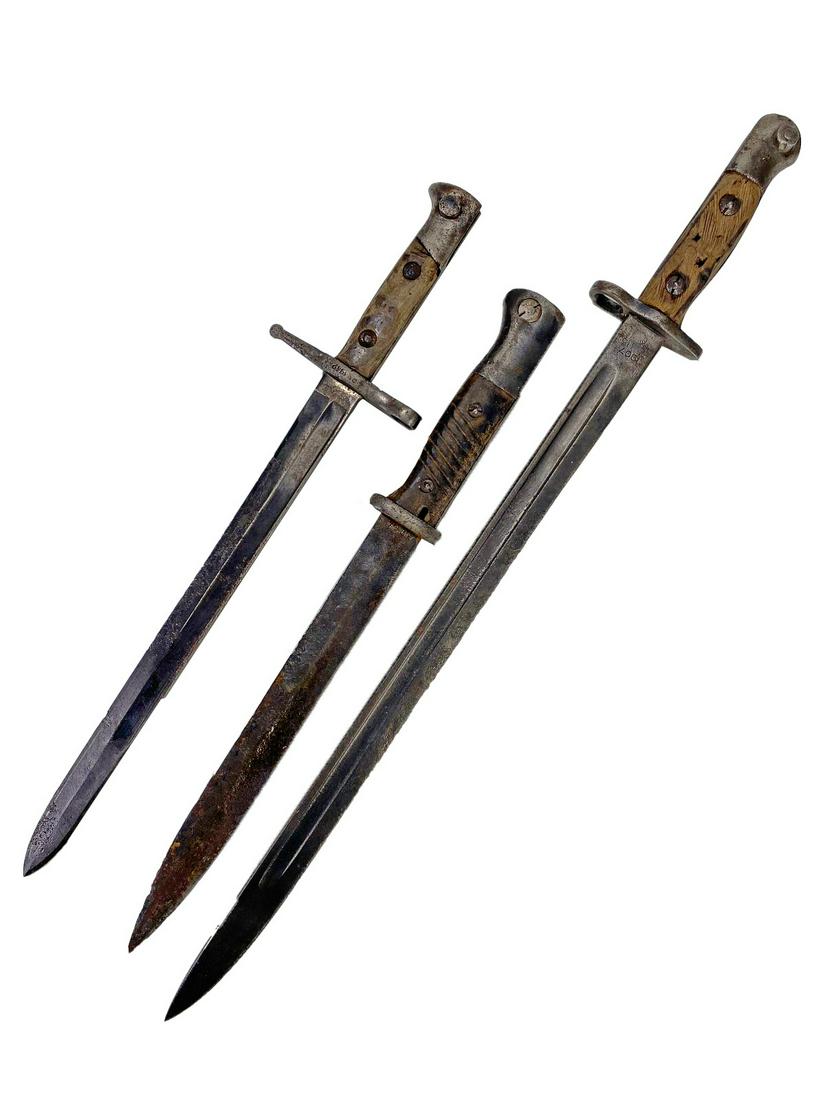 3 WWI & WWII Bayonets, 1907 & 1942: 3 WWI & WWII Bayonets, 1907 & 1942. 21 1/2 in, 15 in and 16 in long. TO SHIP THIS ITEM IN USA OR INTERNATIONAL, PLEASE CONTACT THE SHIPPERS : 1) UPS store1937- David Reiser -754-263-0780, auctions1937