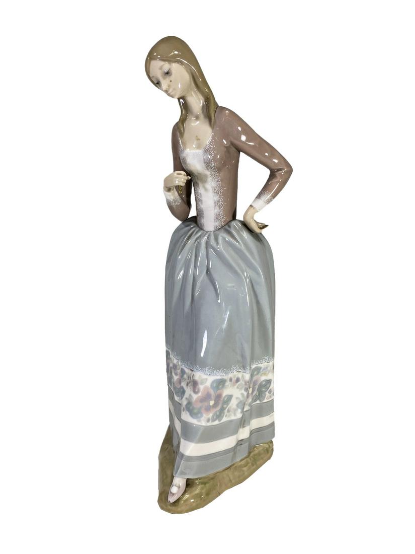 Lladro Lady Porcelain Figurine by Alfredo Ruiz (1 of 8)