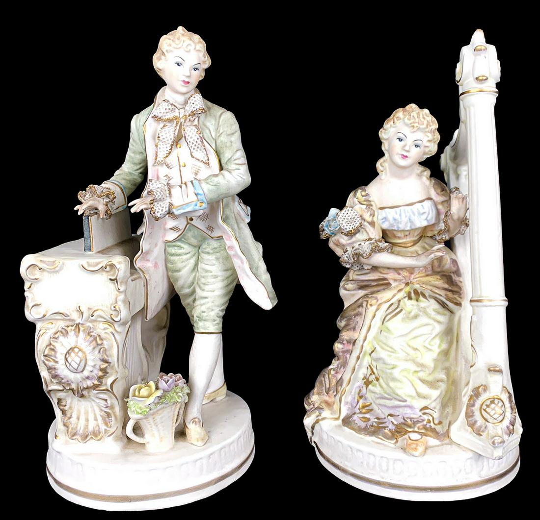 Vintage pair of porcelain statues: Vintage pair of porcelain statues. 10 1/2 x 5 in and 10 x 5 in. TO SHIP THIS ITEM IN USA OR INTERNATIONAL, PLEASE CONTACT THE SHIPPERS : 1) UPS store1937- David Reiser -754-263-0780, auctions1937@gmai