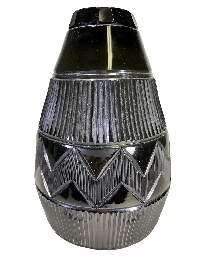 Vintage Art Deco Black Glass Vase: Vintage Art Deco Black Glass Vase, illegible signature. 11 7/8 x 6 1/4 in. TO SHIP THIS ITEM IN USA OR INTERNATIONAL, PLEASE CONTACT THE SHIPPERS : 1) UPS store1937- David Reiser -754-263-0780, auctio