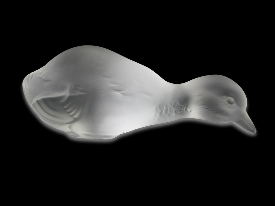 Baccarat, France frosted glass duck statue: Baccarat, France frosted glass duck statue. 1 3/4 x 5 1/8 x 1 7/8 in. TO SHIP THIS ITEM IN USA OR INTERNATIONAL, PLEASE CONTACT THE SHIPPERS : 1) UPS store1937- David Reiser -754-263-0780, auctions193