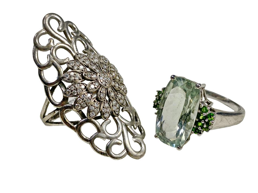 2 925 Sterling & Glass Rings: 2 925 Sterling & Glass Rings from China. Size: 9 and 8 1/2. TO SHIP THIS ITEM IN USA OR INTERNATIONAL, PLEASE CONTACT THE SHIPPERS : 1) UPS store1937- David Reiser -754-263-0780, auctions1937@gmail.co