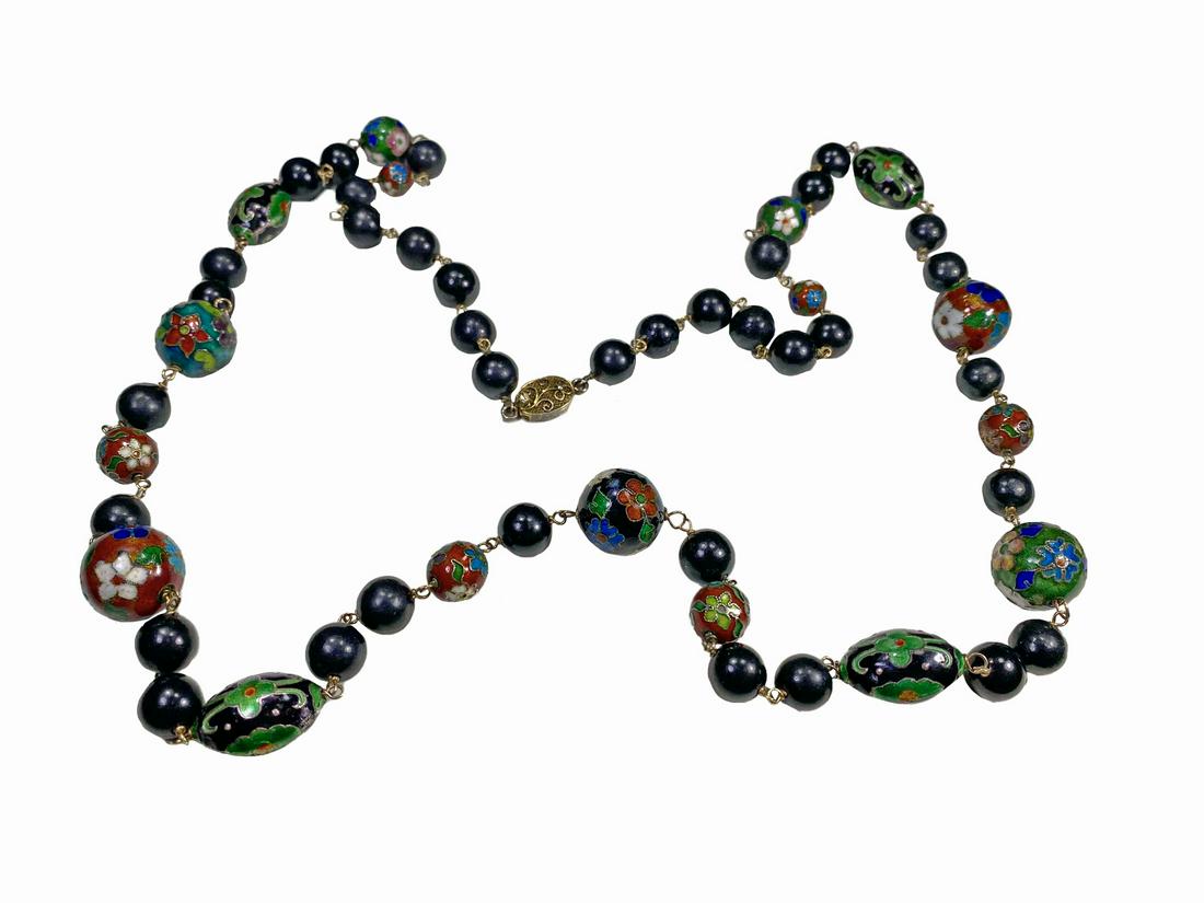 Chinese Cloisonne Necklace. 34 in long.: Chinese Cloisonne Necklace. 34 in long. TO SHIP THIS ITEM IN USA OR INTERNATIONAL, PLEASE CONTACT THE SHIPPERS : 1) UPS store1937- David Reiser -754-263-0780, auctions1937@gmail.com, 2) Pakmail: Meric