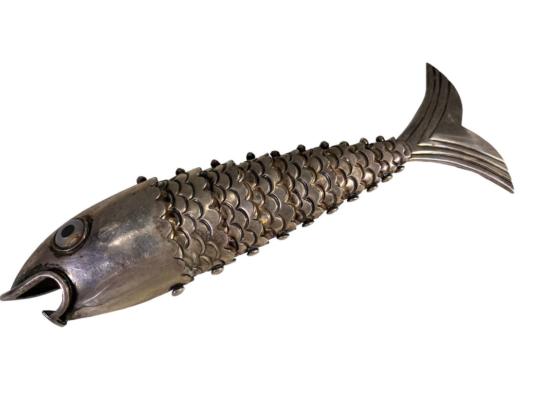 Los Castillo, Mexico Sterling 925 Articulated Fish: Los Castillo, Mexico Sterling 925 Articulated Fish with mother of pearl eyes. 8 1/4 x 1 3/4 in. Weight: 236 grams.Local Pick up call one day before to make an appointment. TO SHIP THIS ITEM IN USA OR 
