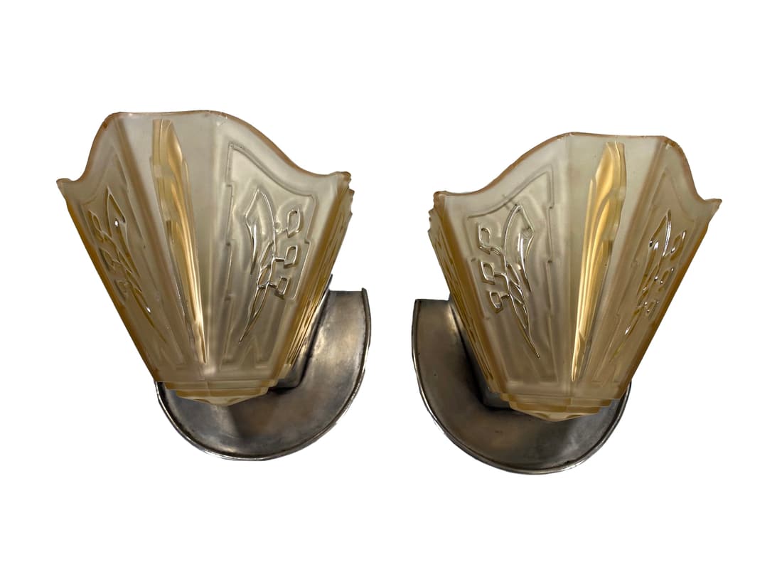 Art Deco pair of Metal & Glass Wall Sconces: Art Deco pair of Metal & Glass Wall Sconces. 5 1/4 x 5 1/2 x 7 3/4 in.Local Pick up call one day before to make an appointment. TO SHIP THIS ITEM IN USA OR INTERNATIONAL, PLEASE CONTACT THE SHIPPERS :