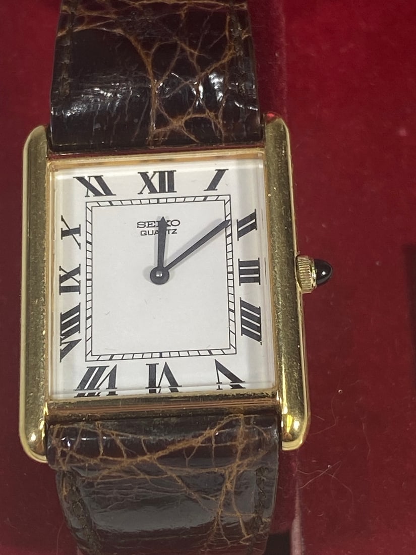 Japanese Seiko Quartz Stainless Steel Case: Japanese Seiko Quartz Stainless Steel Case with the original box. Box: 2 1/8 x 4 1/4 x 3 1/2 in. Local Pick up call one day before to make an appointment. TO SHIP THIS ITEM IN USA OR INTERNATIONAL, PL