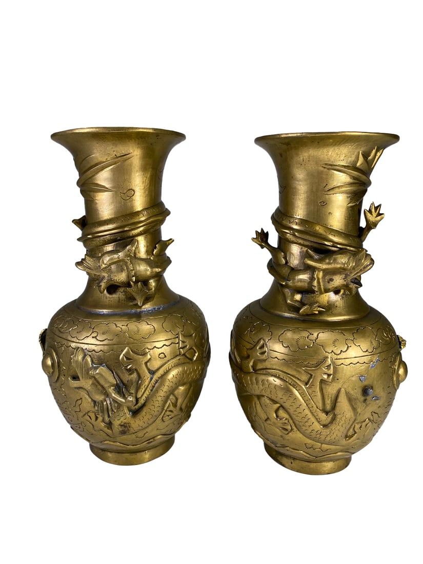 Chinese Pair of Bronze Vases: Chinese Pair of Bronze Vases. 9 3/8 x 4 1/2 in.Local Pick up call one day before to make an appointment. TO SHIP THIS ITEM IN USA OR INTERNATIONAL, PLEASE CONTACT THE SHIPPERS : 1) UPS store1937- Davi