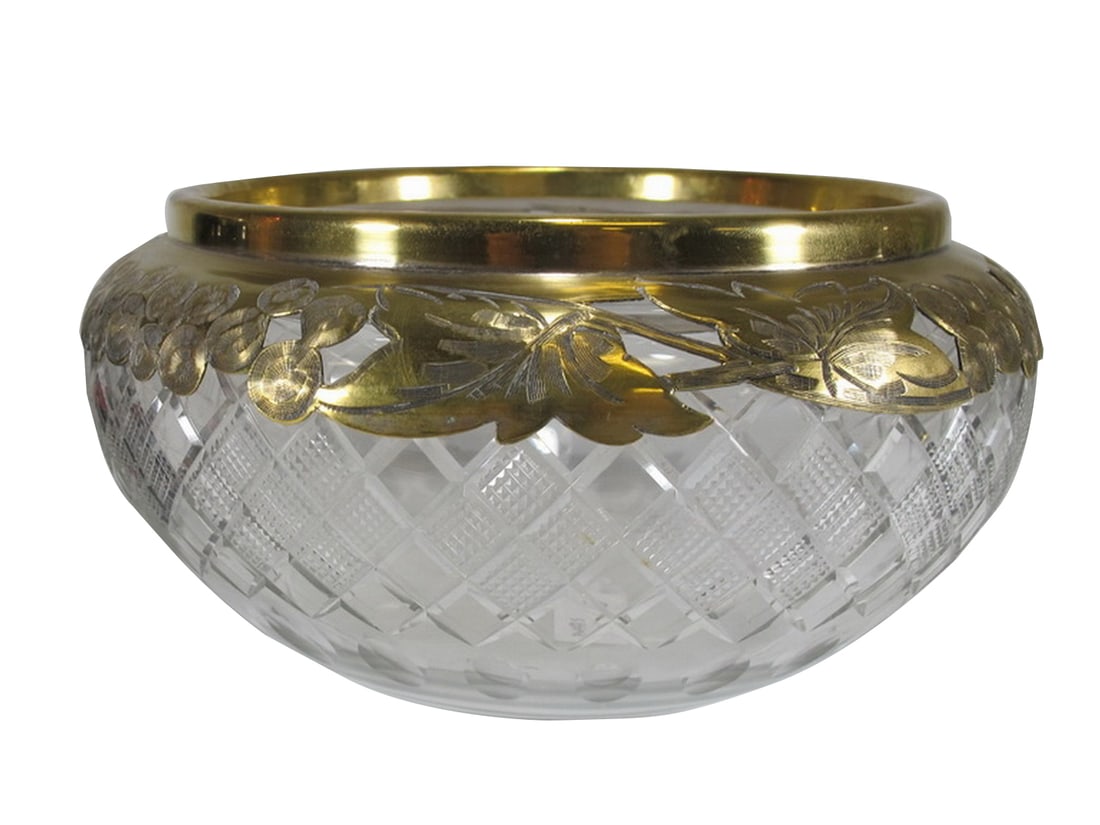 Antique European Bronze & Glass Bowl: Antique European Bronze & Glass Bowl. 4 1/2 x 9 1/4 in.Local Pick up call one day before to make an appointment. TO SHIP THIS ITEM IN USA OR INTERNATIONAL, PLEASE CONTACT THE SHIPPERS : 1) UPS store19