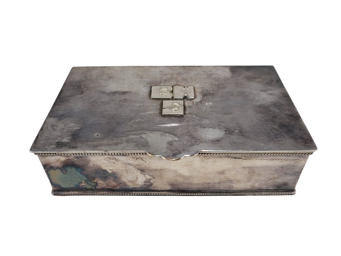 International Silver Co Silverplate Jewelry Box: International Silver Co Silverplate Jewelry Box. 1 1/2 x 5 3/4 x 3 1/4 in.Local Pick up call one day before to make an appointment. TO SHIP THIS ITEM IN USA OR INTERNATIONAL, PLEASE CONTACT THE SHIPPE
