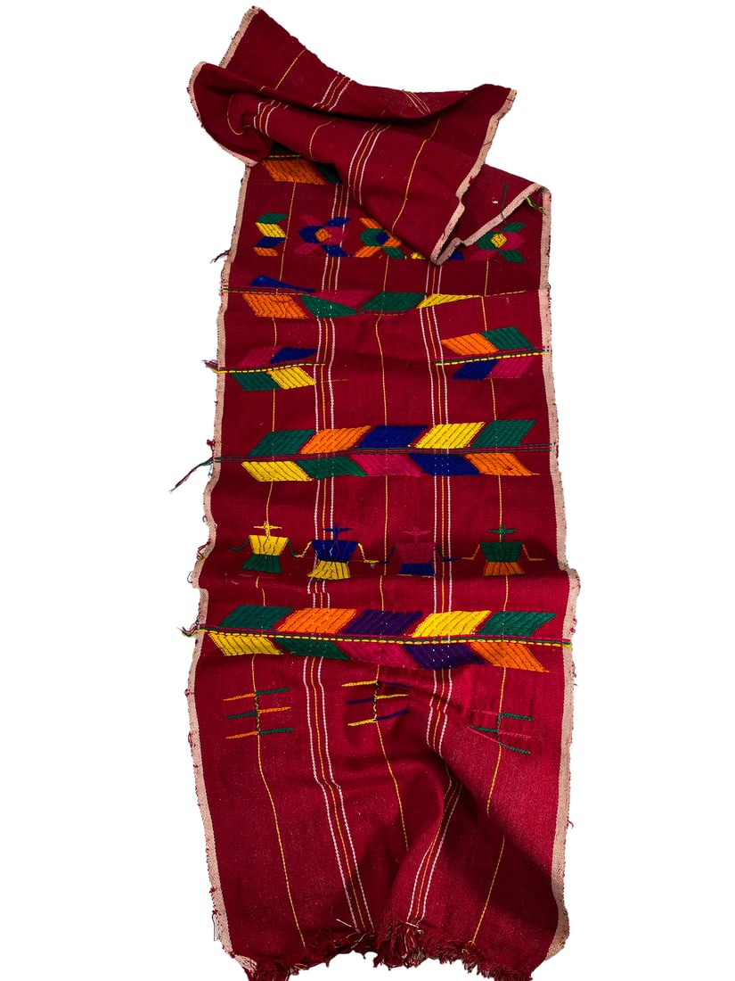 American Native Needlepoint Textil: American Native Needlepoint Textil. 51 x 13 in.Local Pick up call one day before to make an appointment. TO SHIP THIS ITEM IN USA OR INTERNATIONAL, PLEASE CONTACT THE SHIPPERS : 1) UPS store1937- Davi