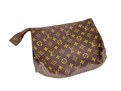 Marked Louis Vuitton Ladies Bag: Marked Louis Vuitton Ladies Bag, not sure if original. 8 3/8 x 9 1/2 in.Local Pick up call one day before to make an appointment. TO SHIP THIS ITEM IN USA OR INTERNATIONAL, PLEASE CONTACT THE