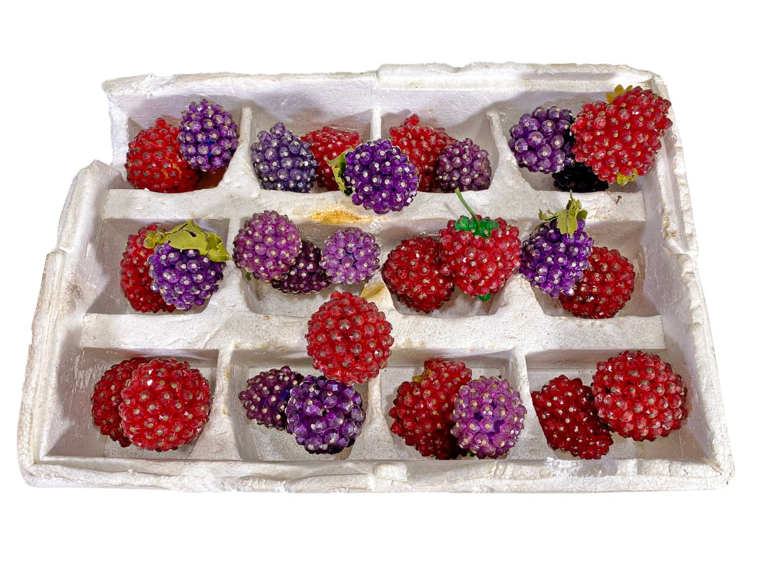 28 Vintage Glass Or Acrylic Fruits Ornaments: 28 Vintage Glass Or Acrylic Fruits Ornaments. Bigger: 1 3/4 x 1 3/4 in.Local Pick up call one day before to make an appointment. TO SHIP THIS ITEM IN USA OR INTERNATIONAL, PLEASE CONTACT THE SHIPPERS