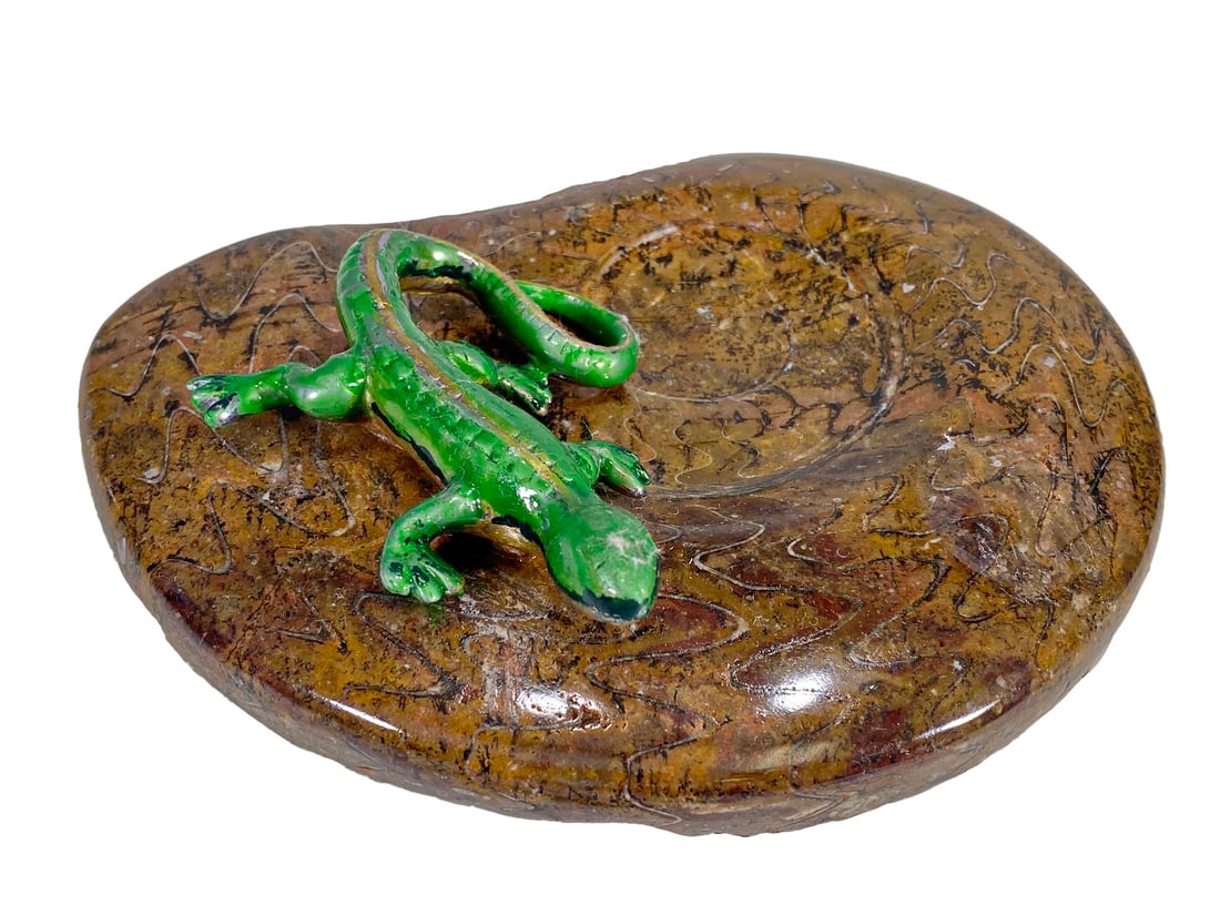 Vintage Hard Stone & Metal Lizard Ashtray: Vintage Hard Stone & Metal Lizard Ashtray. 1 7/8 x 6 1/4 x 5 1/8 in.Local Pick up call one day before to make an appointment. TO SHIP THIS ITEM IN USA OR INTERNATIONAL, PLEASE CONTACT THE SHIPPERS : 1