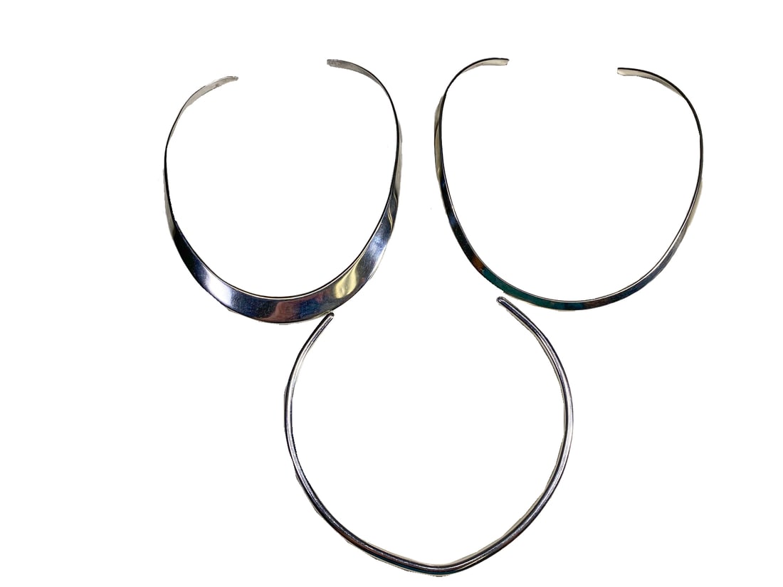 Set of 3 Sterling 925 Choker Necklaces: Set of 3 Sterling 925 Choker Necklaces. 5 1/2 x 4 7/8 in, 5 5/8 x 4 3/8 in and 4 1/2 x 4 3/4 in. Weight: 97.8 grams.Local Pick up call one day before to make an appointment. TO SHIP THIS ITEM IN USA O