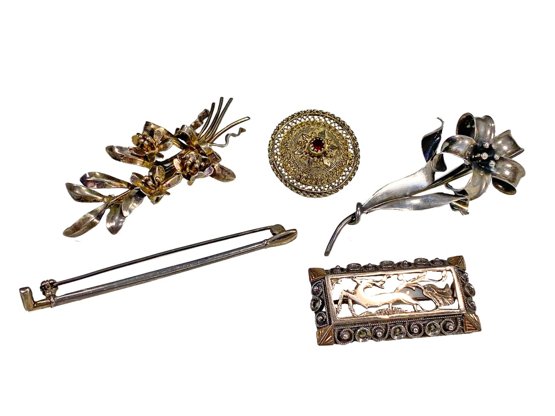 800 & 925 Silver Set of 5 Brooches: 800 & 925 Silver Set of 5 Brooches. 2 5/8 x 1 1/8 in. 2 5/8 x 1 1/8 in. 3/4 x 1 1/2 in. 2 3/4 x 1/4 in and 1 in diameter. Weight: 33.5 grams.Local Pick up call one day before to make an appointment. T