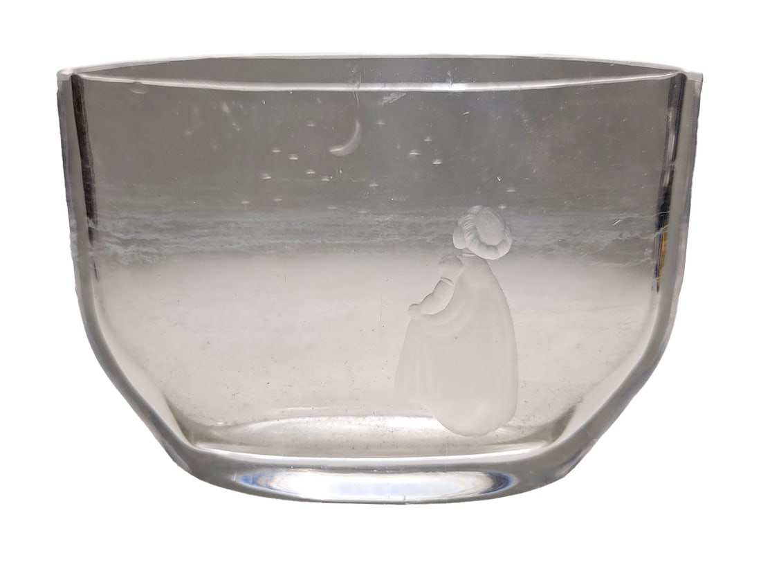 Orrefors Engraved Crystal Bowl: Orrefors Engraved Crystal Bowl. 4 1/4 x 6 1/2 x 2 1/8 in. Local Pick up call one day before to make an appointment. TO SHIP THIS ITEM IN USA OR INTERNATIONAL, PLEASE CONTACT THE SHIPPERS : 1) UPS stor