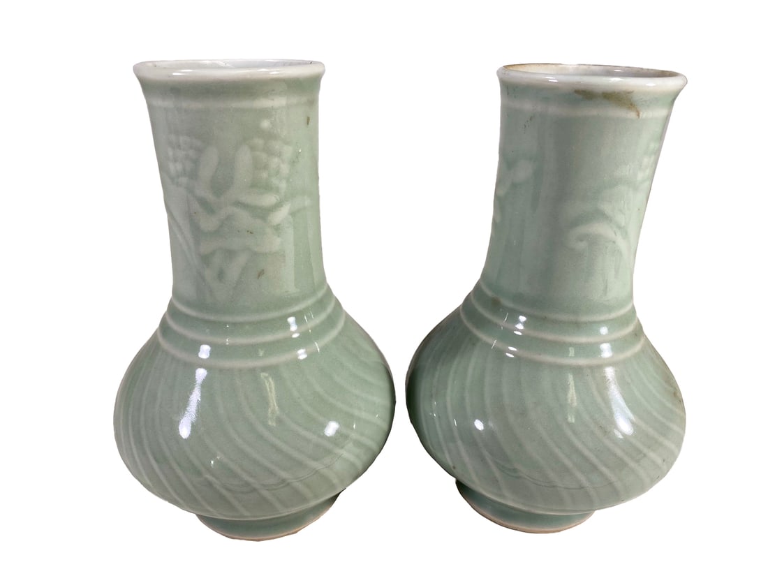 Chinese pair of Celadon Porcelain Vases: Chinese pair of Celadon Porcelain Vases. 6 5/8 x 4 in.Local Pick up call one day before to make an appointment. TO SHIP THIS ITEM IN USA OR INTERNATIONAL, PLEASE CONTACT THE SHIPPERS : 1) UPS store193
