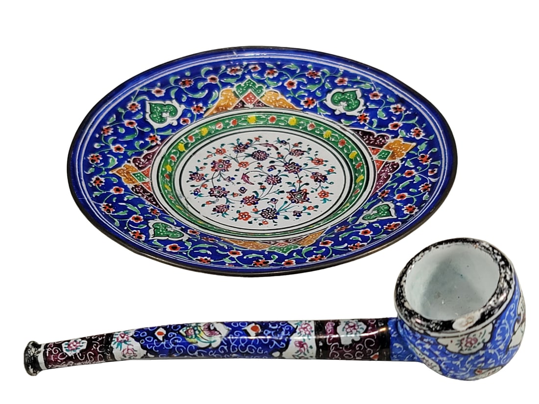 Antique Enameled Metal Pipe & Plate: Antique Enameled Metal Pipe & Plate. Plate: 4 5/8 in diameter. Pipe: 1 1/8 x 4 7/8 in. Local Pick up call one day before to make an appointment. TO SHIP THIS ITEM IN USA OR INTERNATIONAL, PLEASE CONTA