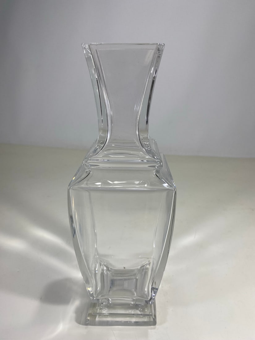 Vintage French Baccarat Crystal Vase: Vintage French Baccarat Crystal Vase. 10 1/4 x 3 3/8 x 3 3/8 in.Local Pick up call one day before to make an appointment. TO SHIP THIS ITEM IN USA OR INTERNATIONAL, PLEASE CONTACT THE SHIPPERS : 1) UP