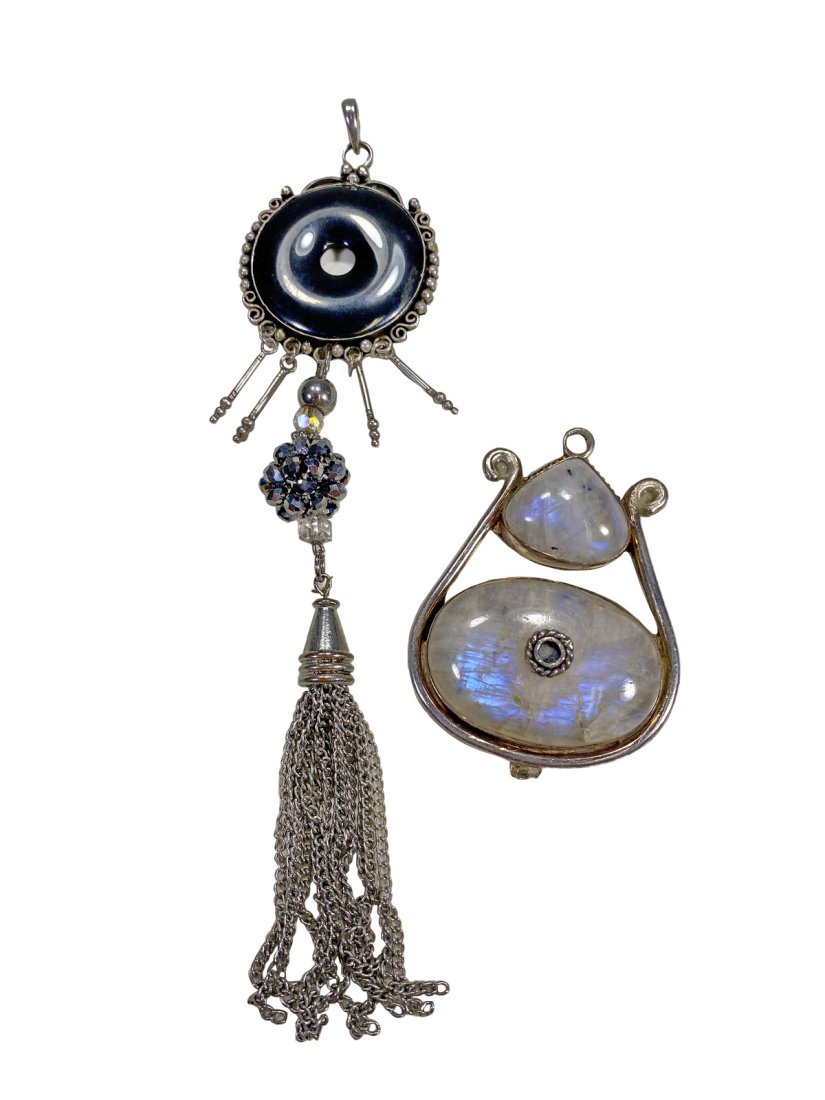 2 Vintage Sterling 925 Onyx & MOP Pendants: 2 Vintage Sterling 925 Onyx & MOP Pendants. 7 x 1 1/2 in and 1 5/8 x 2 7/8 in.Local Pick up call one day before to make an appointment. TO SHIP THIS ITEM IN USA OR INTERNATIONAL, PLEASE CONTACT THE SH