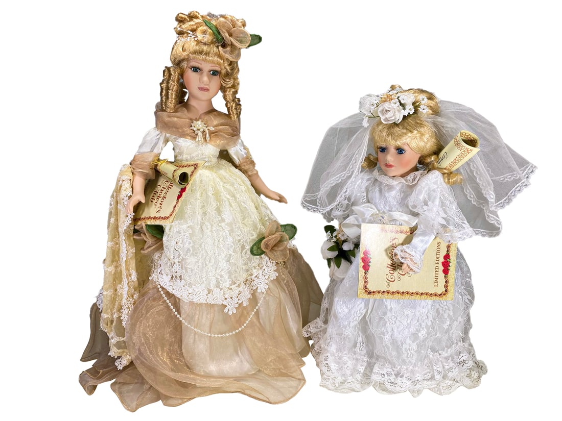 2 Collectors Choice Porcelain Dolls: 2 Collectors Choice Porcelain Dolls. 22 x 12 in and 17 1/2 x 9 1/2 in.Local Pick up call one day before to make an appointment. TO SHIP THIS ITEM IN USA OR INTERNATIONAL, PLEASE CONTACT THE SHIPPERS :