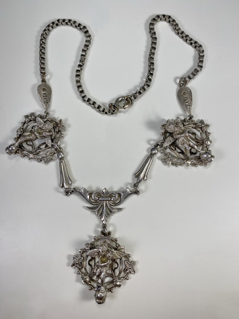 Vintage Silverplated Necklace: Vintage Silverplated Necklace. 9 1/2 x 2 5/8 in.Local Pick up call one day before to make an appointment. TO SHIP THIS ITEM IN USA OR INTERNATIONAL, PLEASE CONTACT THE SHIPPERS : 1) UPS store1937- Dav