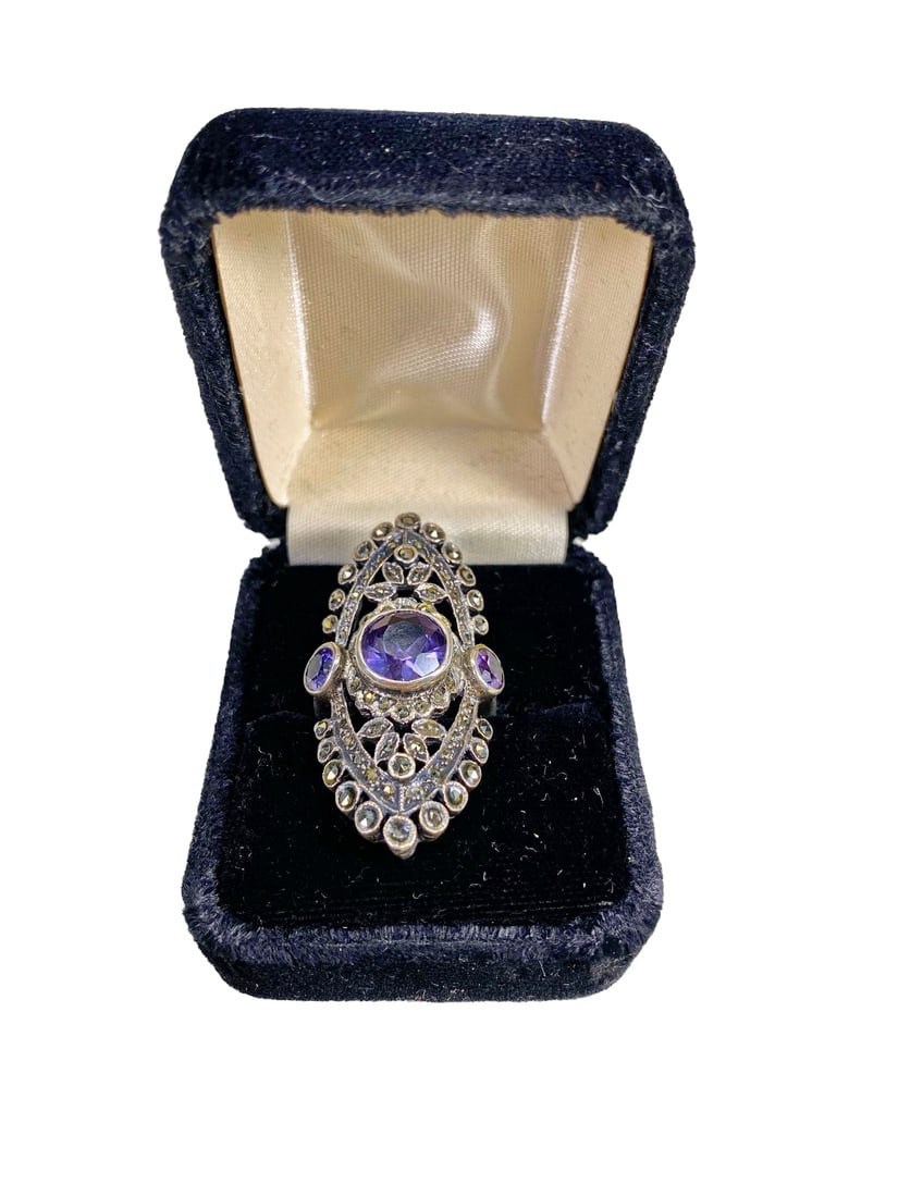 Vintage Sterling 925 & Glass Ring in a Box: Vintage Sterling 925 & Glass Ring in a Box. Box: 1 3/8 x 2 1/8 x 2 1/8 in. Weight: 12 grams.Local Pick up call one day before to make an appointment. TO SHIP THIS ITEM IN USA OR INTERNATIONAL, PLEASE