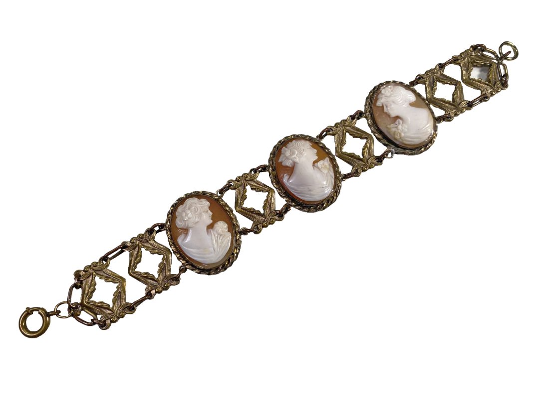 Vintage Czech Metal & Cameos Bracelet: Vintage Czech Metal & Cameos Bracelet. 7 x 1 1/8 in.Local Pick up call one day before to make an appointment. TO SHIP THIS ITEM IN USA OR INTERNATIONAL, PLEASE CONTACT THE SHIPPERS : 1) UPS store1937-