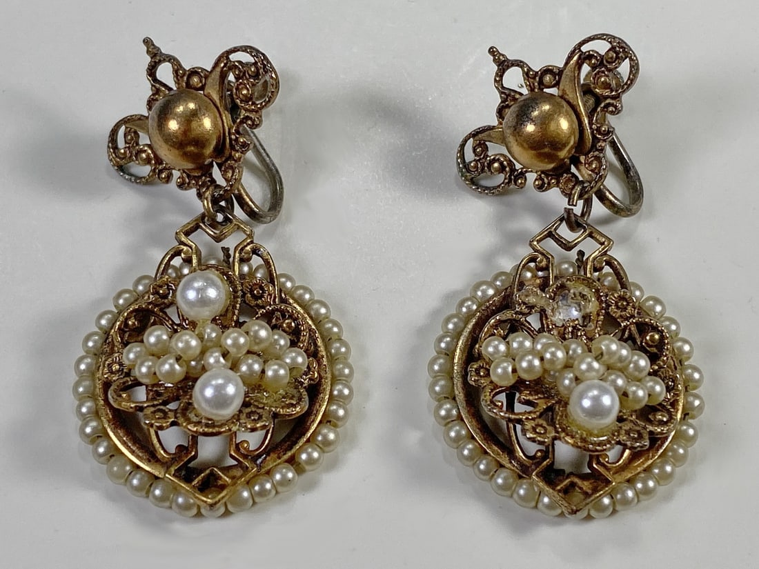 Vintage Czech Goldplated & Pearls Earings: Vintage Czech Goldplated & Pearls Earings. 1 3/4 x 1 in.Local Pick up call one day before to make an appointment. TO SHIP THIS ITEM IN USA OR INTERNATIONAL, PLEASE CONTACT THE SHIPPERS : 1) UPS store1