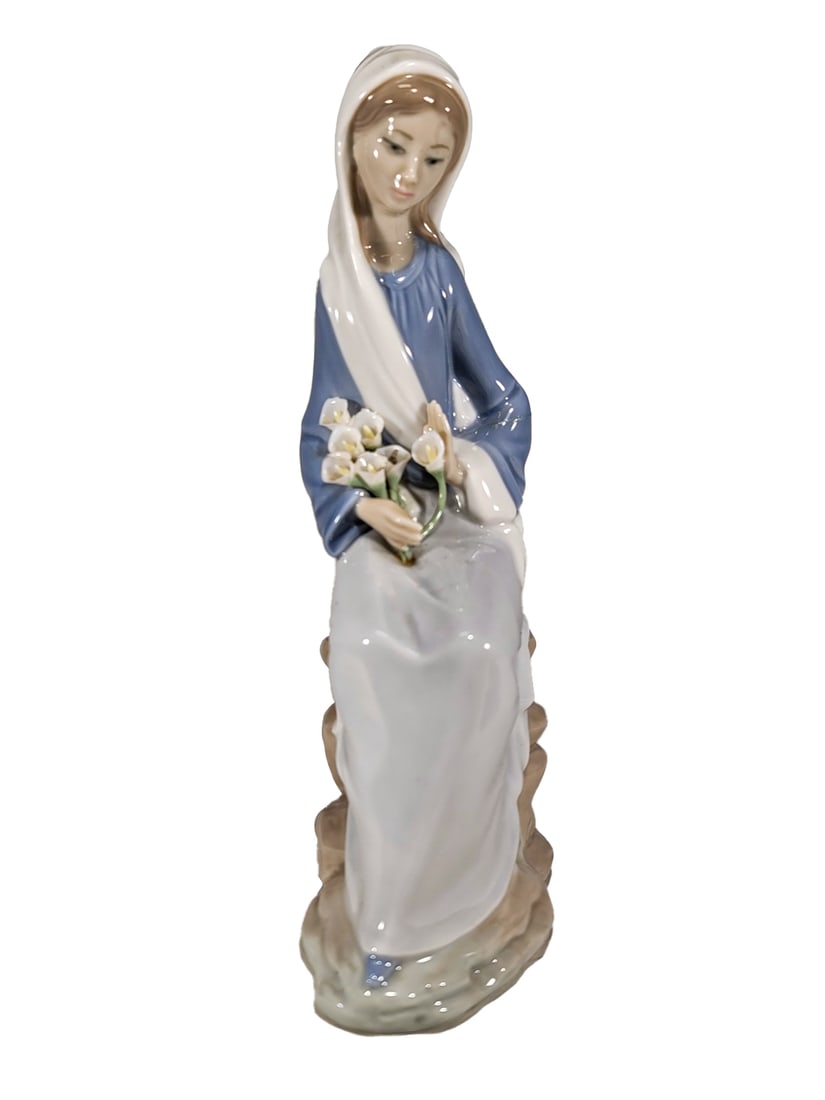 Lladro, Spain girl & flowers porcelain statue (1 of 6)