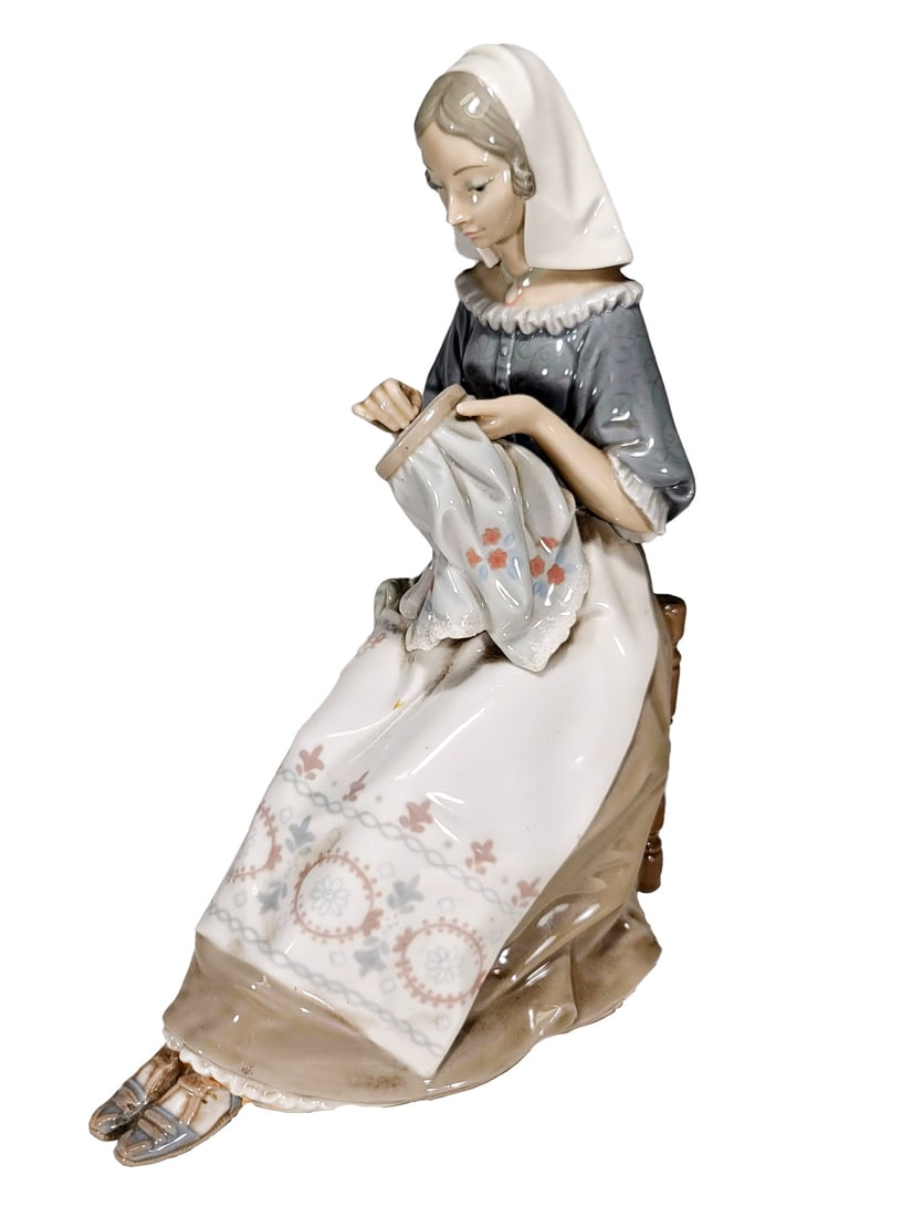 Lladro, Spain Woman Porcelain Statue (1 of 9)