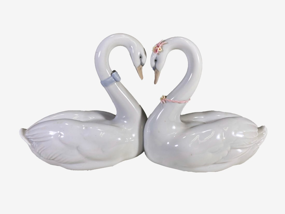 Lladro Endless Love Swans Figurine by Jose PUCHE: Lladro Endless Love Swans Figurine by Jose PUCHE. 5 1/4 x 10 1/4 x 2 7/8 in.Local Pick up call one day before to make an appointment. TO SHIP THIS ITEM IN USA OR INTERNATIONAL, PLEASE CONTACT THE SHIP