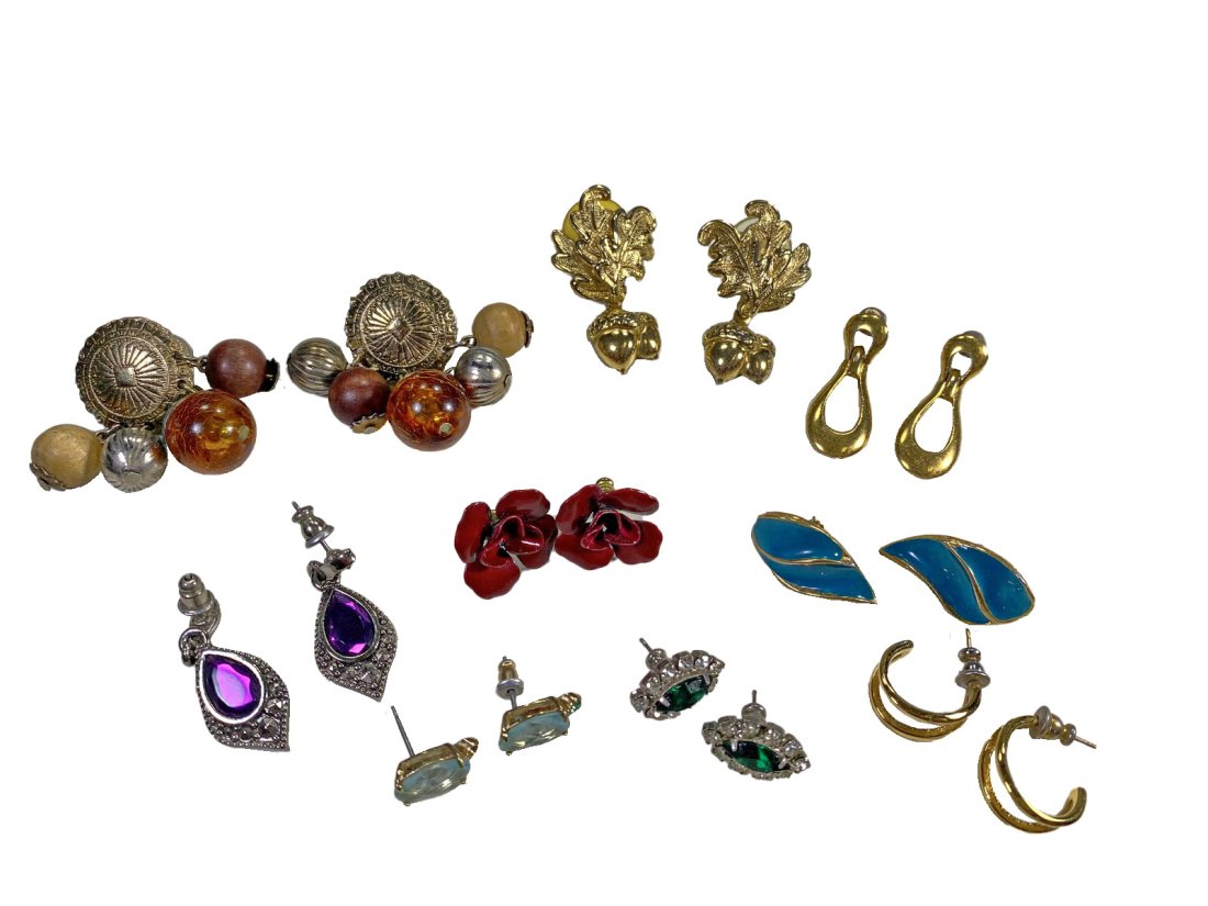 Set of 9 Pairs of Earings, Custom Jewelry: Set of 9 Pairs of Earings, Custom Jewelry. Bigger: 1 3/8 x 3/4 in.Local Pick up call one day before to make an appointment. TO SHIP THIS ITEM IN USA OR INTERNATIONAL, PLEASE CONTACT THE SHIPPERS : 1) 