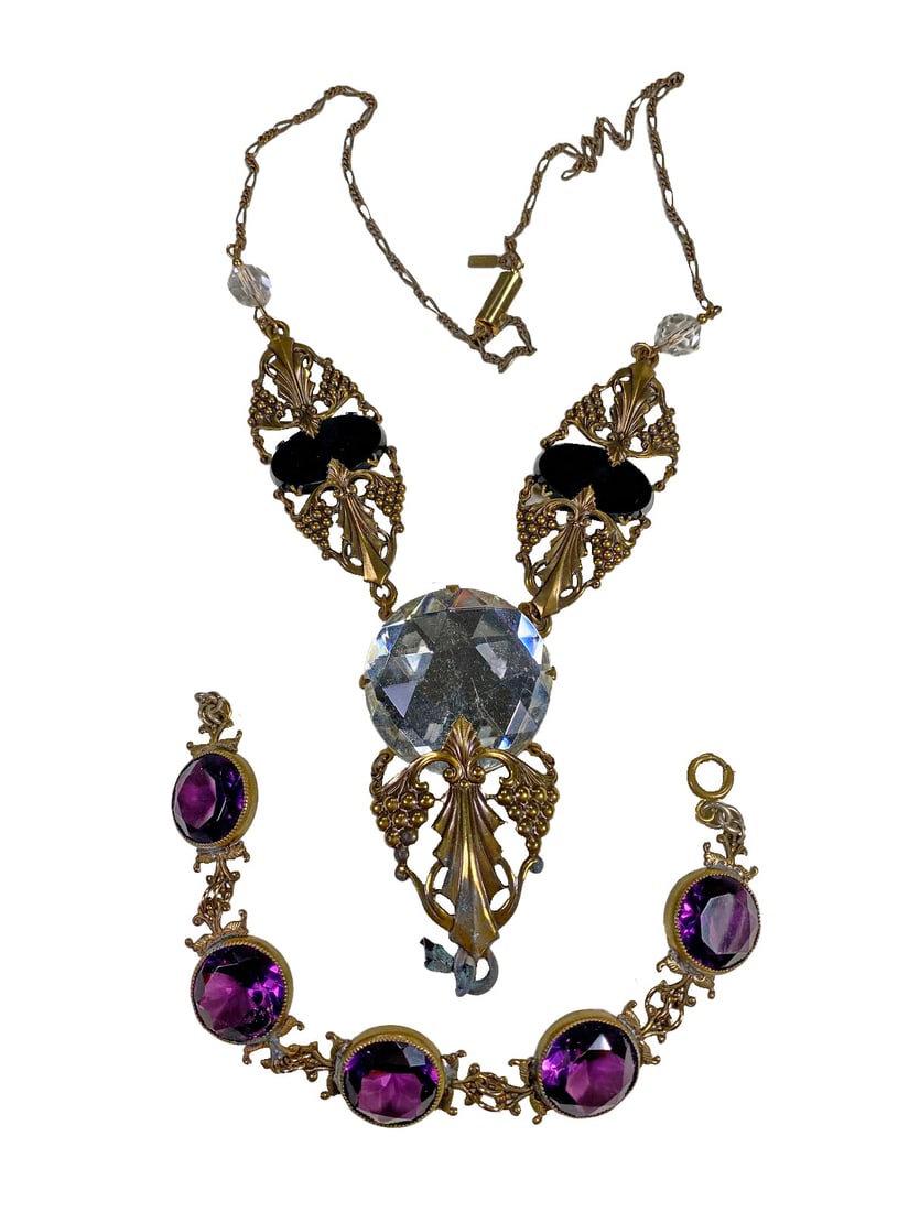 Vintage Sadie Green Glass Bracelet & Necklace: Vintage Sadie Green Glass Bracelet & Necklace. Bracelet: 7 in long. Necklace: 13 1/8 in long.Local Pick up call one day before to make an appointment. TO SHIP THIS ITEM IN USA OR INTERNATIONAL, PLEASE