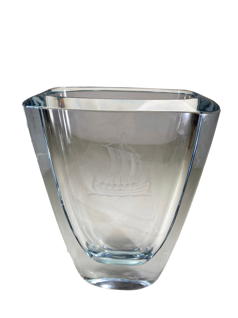 Vintage Engraved Glass Vase: Vintage Engraved Glass Vase. 9 x 6 3/4 x 4 in.Local Pick up call one day before to make an appointment. TO SHIP THIS ITEM IN USA OR INTERNATIONAL, PLEASE CONTACT THE SHIPPERS : 1) UPS store1937- David