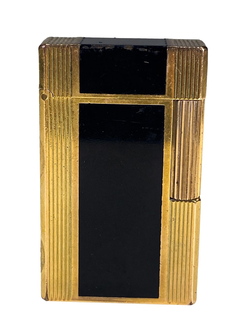 S. T. Dupont, Paris Laque de Chine Lighter: S. T. Dupont, Paris Laque de Chine Lighter. 2 1/4 x 1 3/8 x 1/2 in.Local Pick up call one day before to make an appointment. TO SHIP THIS ITEM IN USA OR INTERNATIONAL, PLEASE CONTACT THE SHIPPERS : 1)