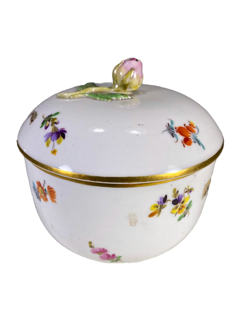 German Meissen Porcelain Jar: German Meissen Porcelain Jar. 4 x 4 3/8 in.Local Pick up call one day before to make an appointment. TO SHIP THIS ITEM IN USA OR INTERNATIONAL, PLEASE CONTACT THE SHIPPERS : 1) UPS store1937- David Re