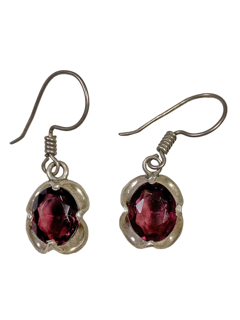 Sterling Silver Garnet or Glass Earings: Sterling Silver Garnet or Glass Earings. 5/8 x 1/2 in.Local Pick up call one day before to make an appointment. TO SHIP THIS ITEM IN USA OR INTERNATIONAL, PLEASE CONTACT THE SHIPPERS : 1) UPS store193
