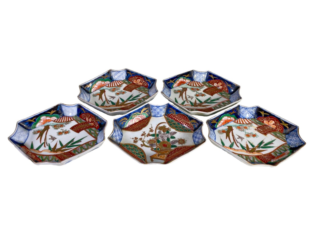 Japanese Imari Set of 5 Porcelain Plates: Japanese Imari Set of 5 Porcelain Plates. 1 1/4 x 6 1/2 x 5 1/4 in.Local Pick up call one day before to make an appointment. TO SHIP THIS ITEM IN USA OR INTERNATIONAL, PLEASE CONTACT THE SHIPPERS : 1)